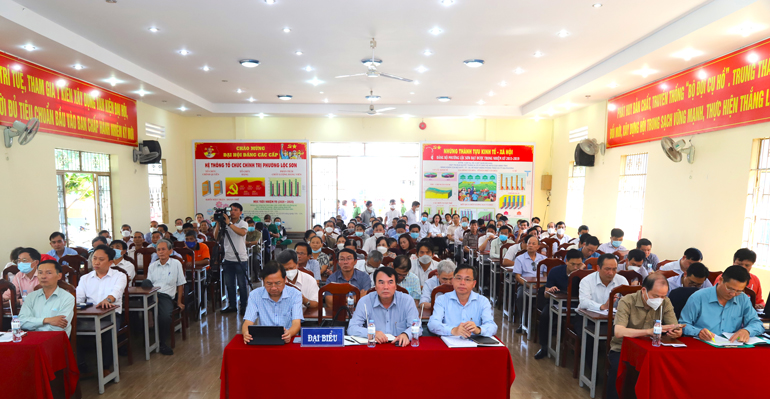 Các đại biểu tham dự buổi tiếp xúc với cư tri phường Lộc Sơn