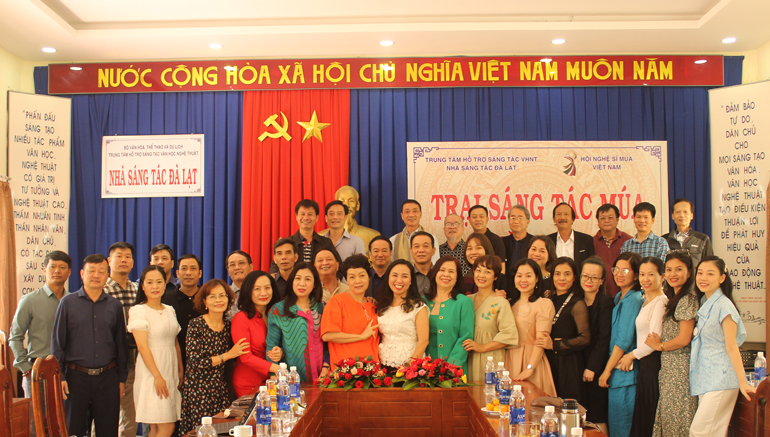 Các nghệ sĩ tham dự trại sáng tác chụp hình lưu niệm