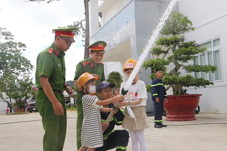 Chương trình trải nghiệm &quot;Em là chiến sỹ phòng cháy chữa cháy&quot;