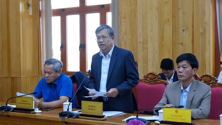 Ông Ngô Văn Đức - Phó Giám đốc Sở Nội vụ báo cáo kết quả thực hiện pháp luật về tín ngưỡng, tôn giáo trên địa bàn tỉnh