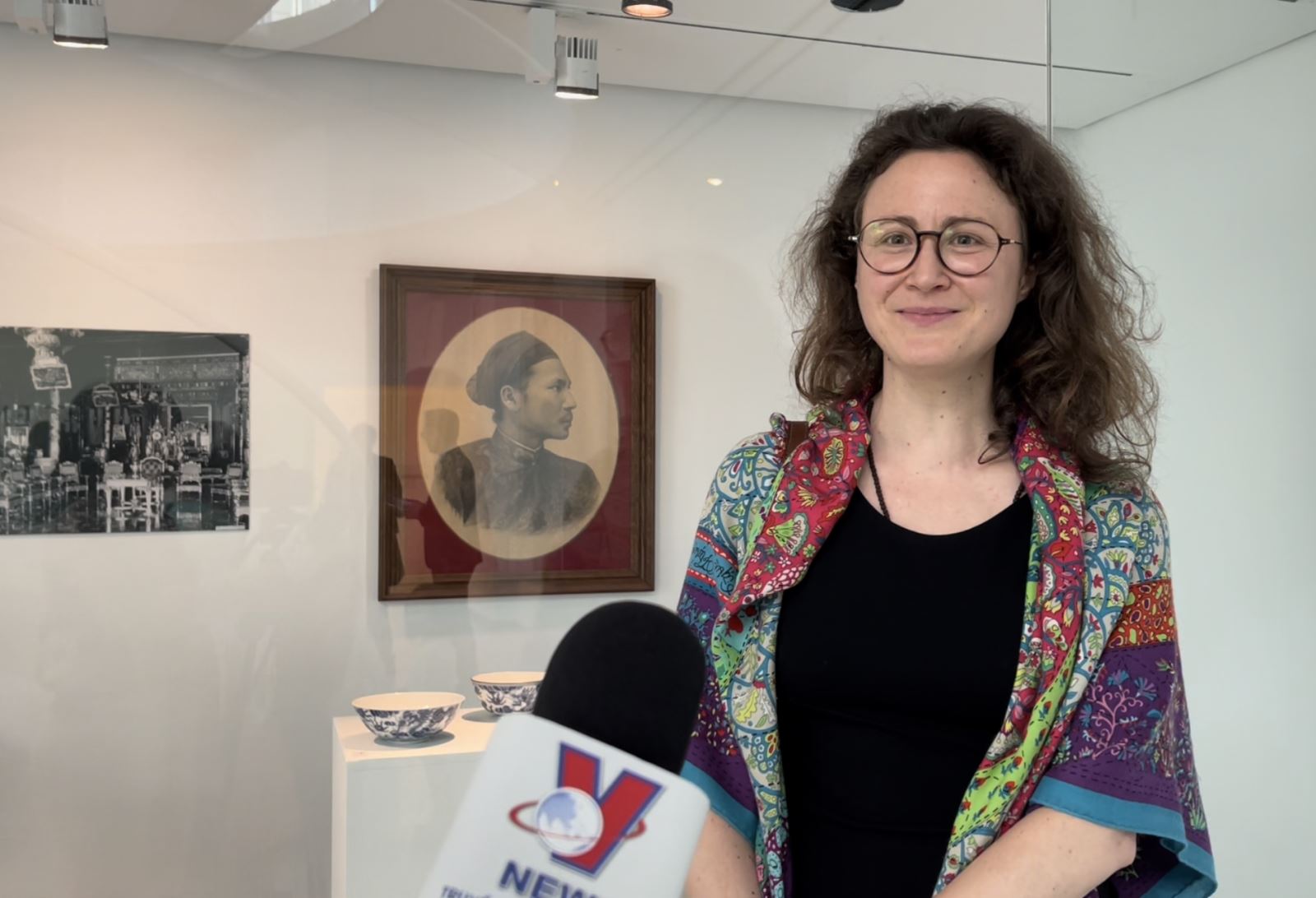 Cô Amandine Dabat, hậu duệ đời thứ năm của vua Hàm Nghi, người tổ chức triển lãm
