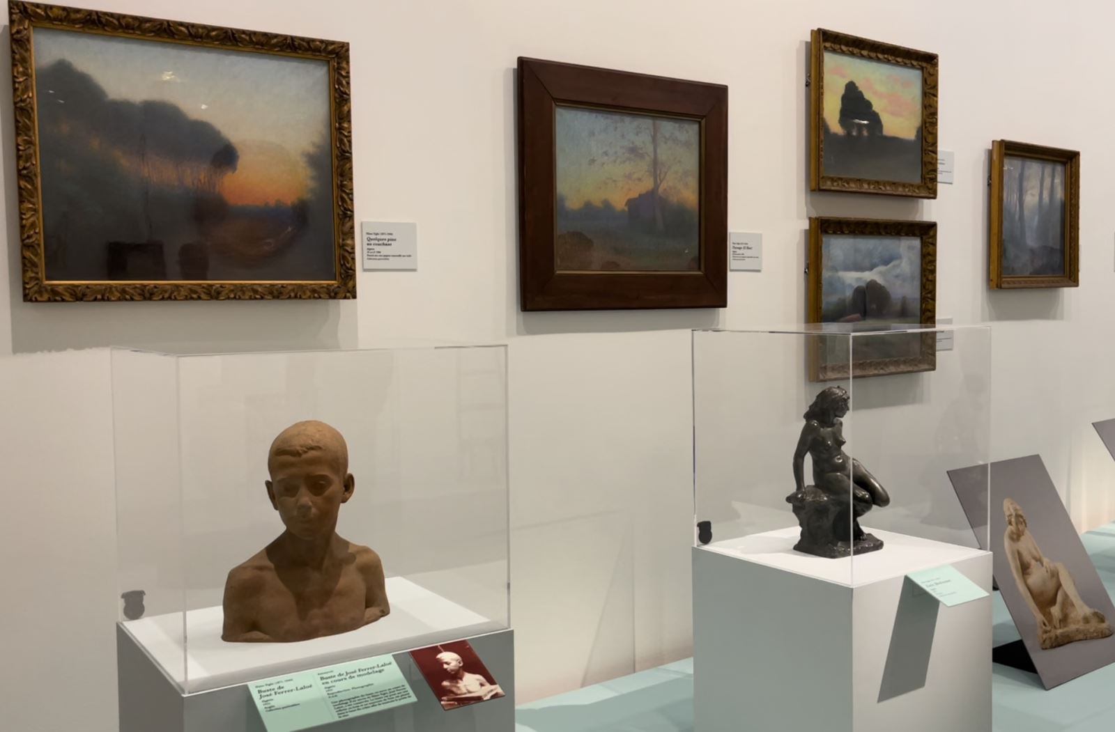 Một góc triển lãm “Nghệ thuật lưu đày - Hàm Nghi, ông hoàng An Nam (1871-1944)”, tại Nice