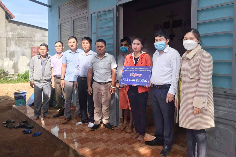 Di Linh: Bàn giao nhà tình thương cho hộ gia đình khó khăn