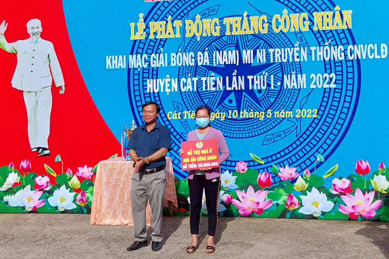 Phó Bí thư Thường trực Huyện ủy Cát Tiên Nguyễn Hùng Cường trao tặng “Mái ấm công đoàn” cho đoàn viên Nguyễn Thị Thạnh.