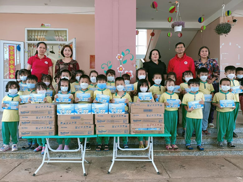 Tặng 110 thùng sữa cho học sinh mầm non