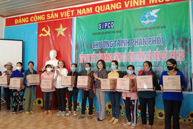Trao tặng bếp đun tiết kiệm năng lượng và thiết bị lọc nước cho hội viên phụ nữ