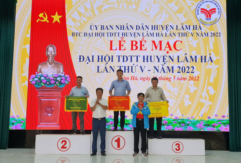 Trao giải Nhất, Nhì và Ba toàn đoàn cho các đơn vị đạt thành tích cao tại Đại hội