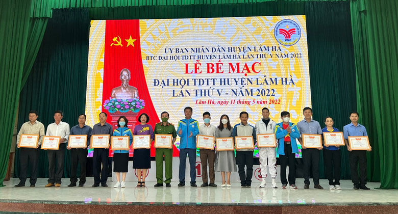 Trao giấy khen cho các tập thể có thành tích xuất sắc trong công tác tổ chức và tham gia Đại hội Thể dục Thể thao cấp cơ sở và cấp huyện năm 2022