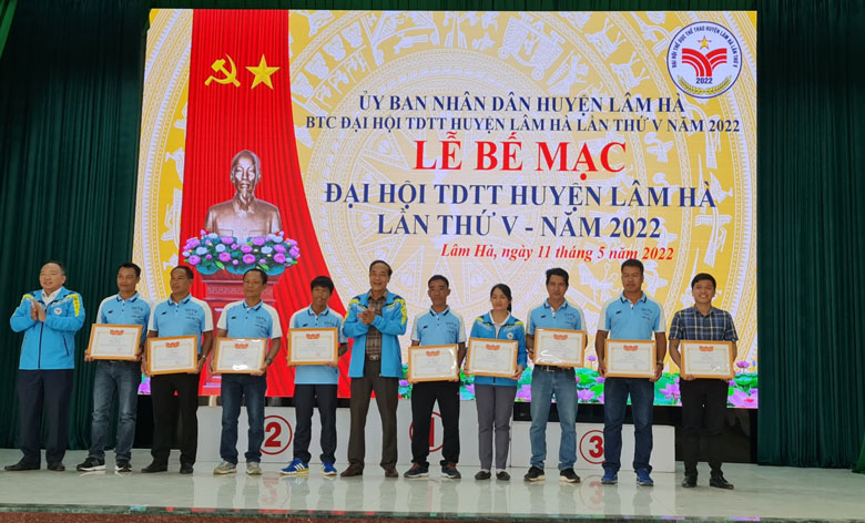 Trao giấy khen cho các cá nhân có thành tích xuất sắc trong công tác tổ chức và tham gia Đại hội Thể dục Thể thao cấp cơ sở và cấp huyện năm 2022