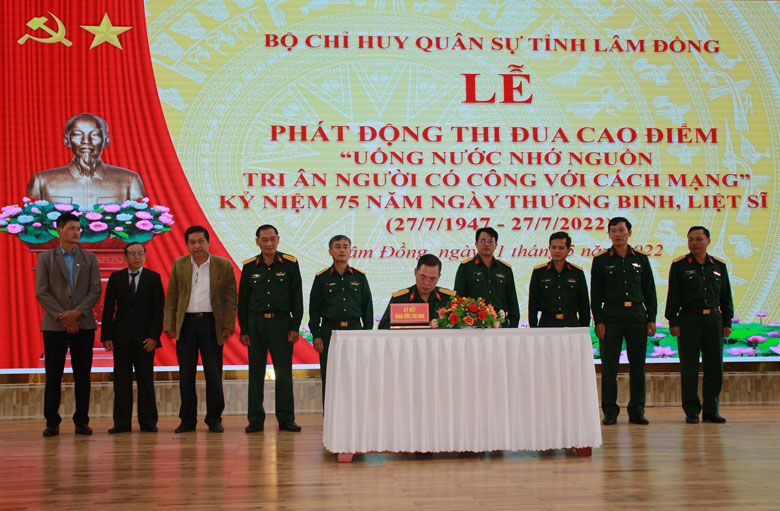 ại tá Trần Văn Khương - Chính uỷ Bộ CHQS tỉnh ký chứng kiến lễ Phát động