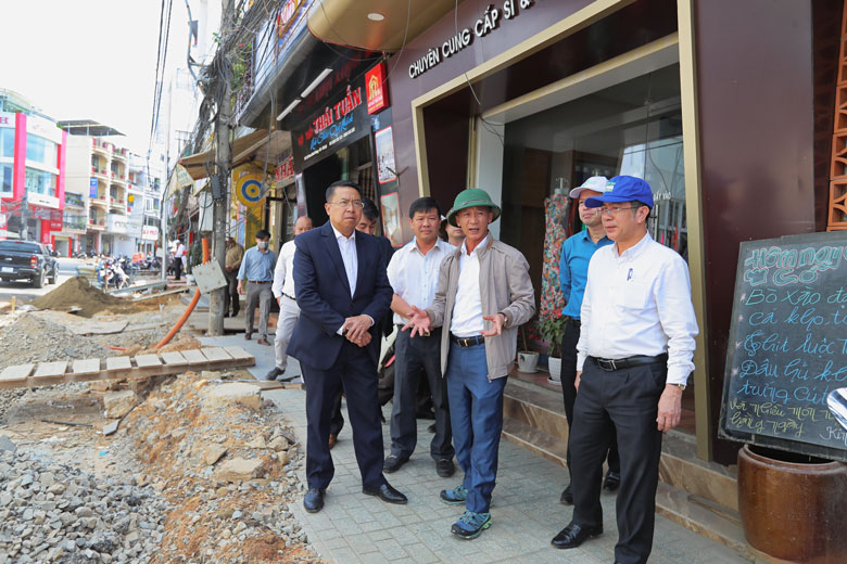 hủ tịch UBND tỉnh Lâm Đồng Trần Văn Hiệp yêu cầu các đơn vị chủ đầu tư, nhà thầu ngầm hoá hệ thống cáp viễn thông, giây điện trên tuyến đường Phan Đình Phùng (Phường 2)