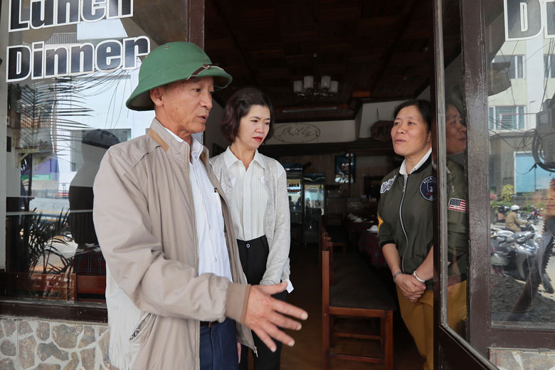 Đồng chí Trần Văn Hiệp, Chủ tịch UBND tỉnh hỏi thăm người dân khi đi kiểm tra các dự án nâng cấp, mở rộng các tuyến đường tại địa bàn TP Đà Lạt