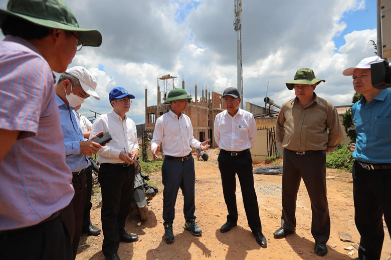 hủ tịch UBND tỉnh Trần Văn Hiệp nhấn mạnh với lãnh đạo các sở, ngành, đơn vị tinh thần chung là tới ngày 30/6/2022, các dự án phải được giải ngân đúng tiến độ đã cam kết