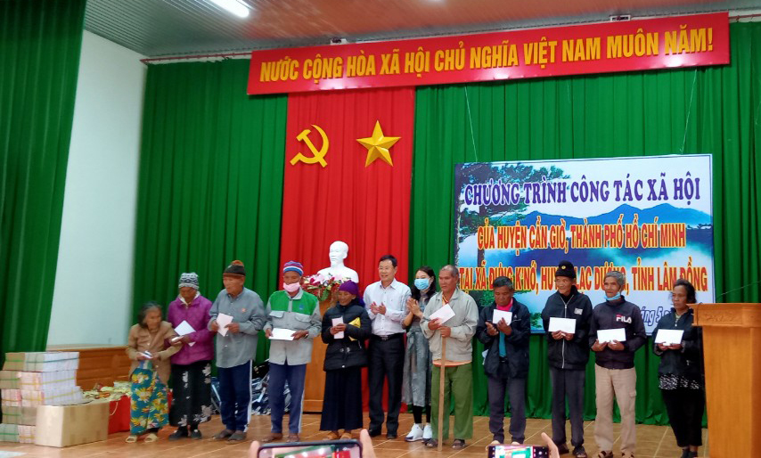 Trao nhà tình thương, học bổng, quà cho hộ nghèo và học sinh khó khăn