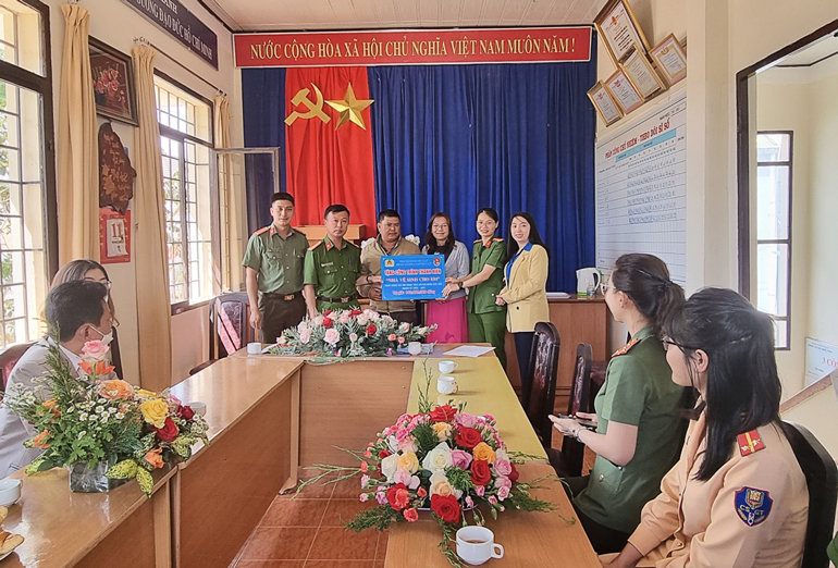 Công an Đà Lạt trao tặng công trình ''Nhà vệ sinh cho em''