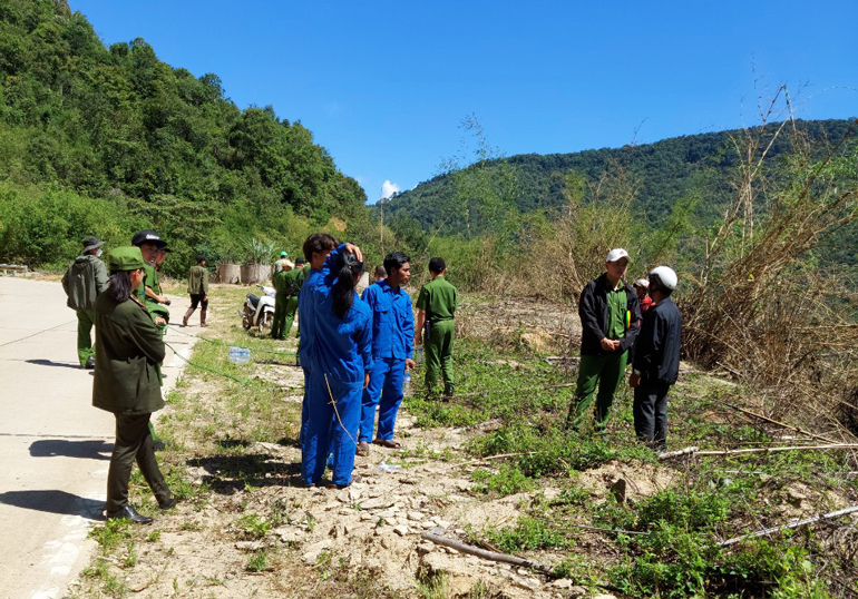 Bắt giữ nhóm phá rừng, phát hiện súng, đạn
