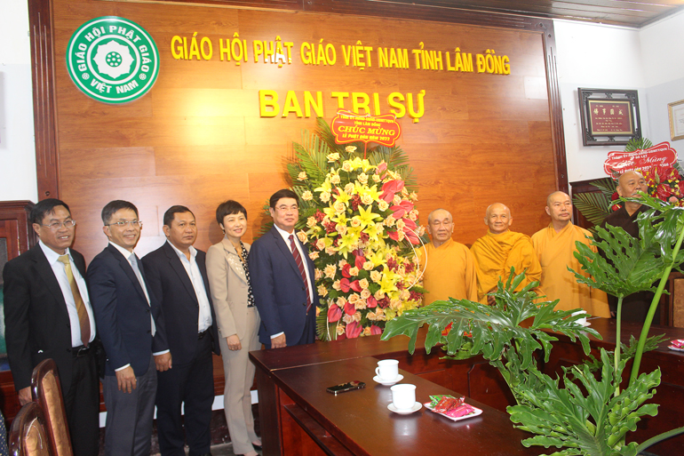 Đồng chí Trần Đình Văn - Phó Bí thư Thường trực Tỉnh ủy gửi lời chúc mừng, động viên tời Ban Trị sự Giáo hội Phật giáo tỉnh; các quý Tăng, Ni, chức sắc Phật giáo và bà con Phật tử trên địa bàn  tỉnh đón một mùa Phật đản an lạc, hòa bình, hạnh phúc