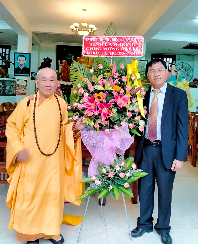 Tặng hoa chúc mừng Hòa thượng Thích Thanh Tân, Trưởng Ban Trị sự GHPGVN tỉnh, Trụ trì Tổ đình Linh Quang