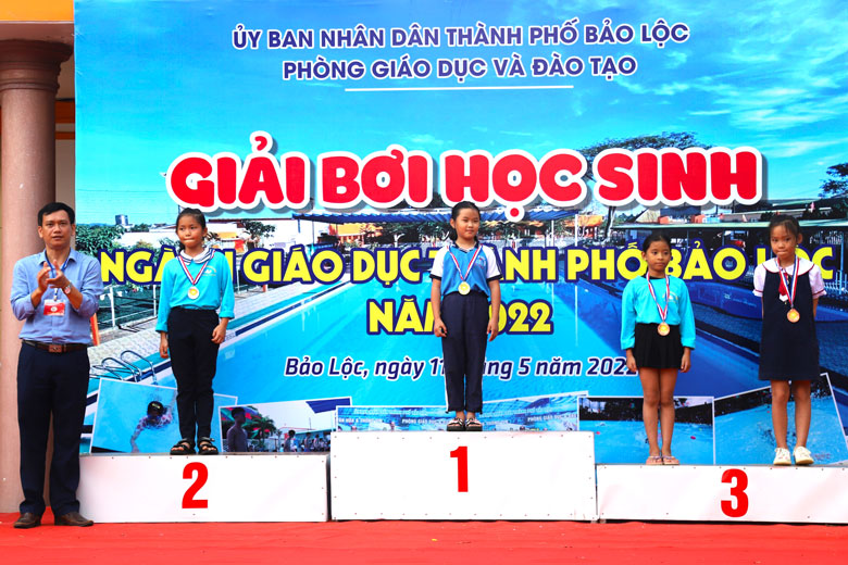 Trao huy chương cho các VĐV nữ xuất sắc khối Tiểu học