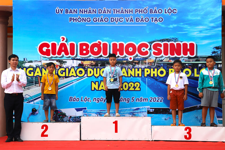Các VĐV nam khối Tiểu học xuất sắc nhận huy chương