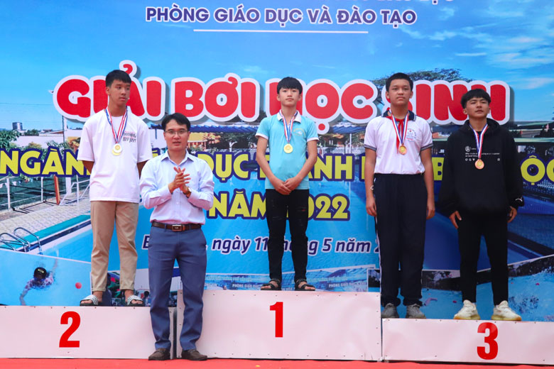 Trao huy chương cho các VĐV nam đạt thành tích cao khối THCS