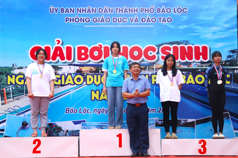 Các VĐV nữ đạt thành tích cao khối THCS nhận huy chương