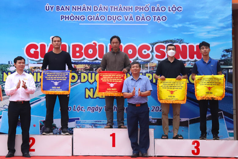 Trao giải toàn đoàn cho khối Tiểu học