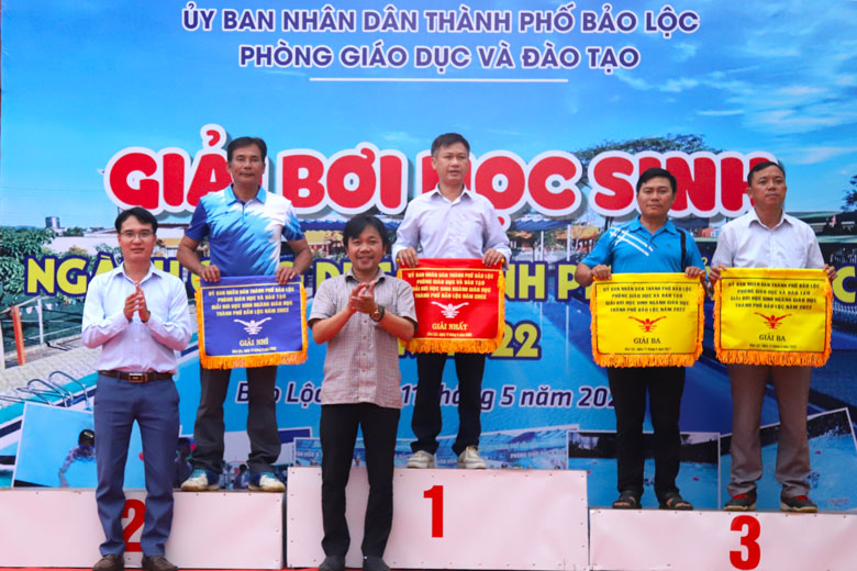 Trao giải toàn đoàn cho khối THCS