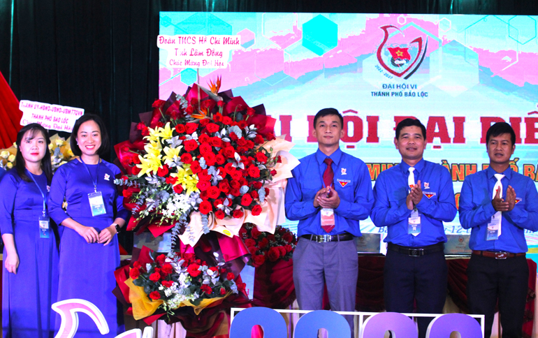 Phó Bí thư Thường trực Tỉnh Đoàn Lâm Đồng Trần Đức Trung tặng hoa chúc mừng Đại hội
