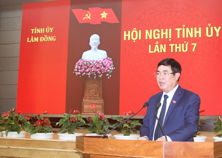 Đồng chí Trần Đình Văn - Phó Bí thư Thường trực Tỉnh ủy, Trưởng Đoàn Đại biểu Quốc hội khóa XV tỉnh Lâm Đồng báo cáo tổng hợp ý kiến, thảo luận, góp ý ở tổ