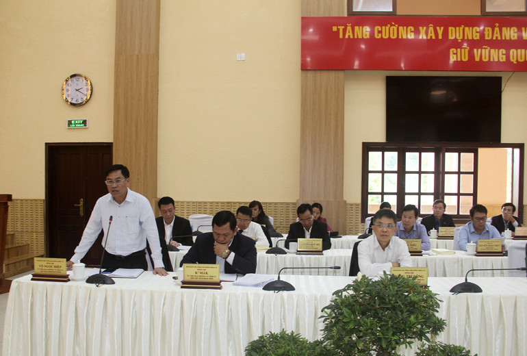 Đại biểu thảo luận tập trung tại hội trường