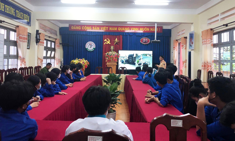 Tuyên truyền giáo dục an toàn giao thông đường bộ cho học sinh vùng sâu, vùng xa