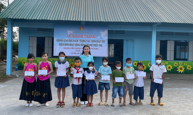 Chị Trần Diệp Mỹ Dung – Phó Bí thư Tỉnh Đoàn, Phó Chủ tịch Hội đồng Đội tỉnh trao tặng thẻ Bảo hiểm Y tế cho các em học sinh khó khăn
