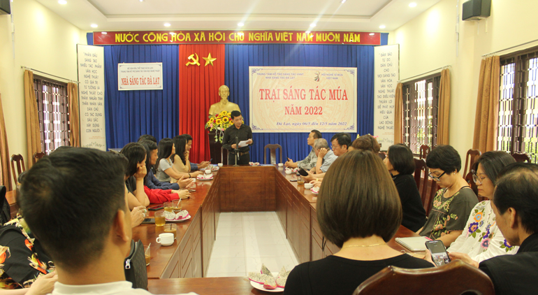 Toàn cảnh bế mạc trại viết