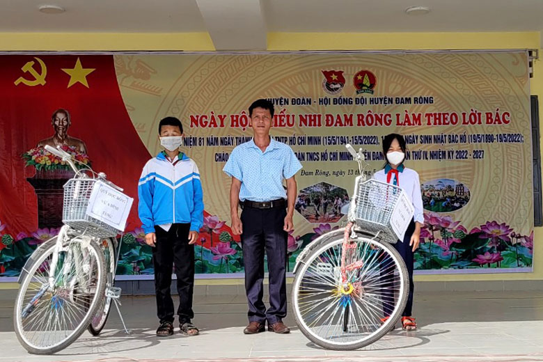 Trao xe đạp cho hai học sinh có hoàn cảnh khó khăn