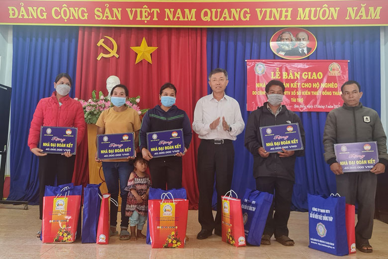 Di Linh: Bàn giao 5 nhà Đại đoàn kết cho các hộ khó khăn