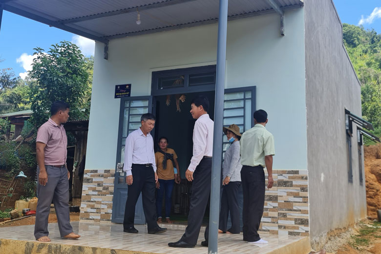 Bàn giao 5 nhà tình thương cho các hộ khó khăn trên địa bàn xã Sơn Điền (ảnh trái). Niềm vui của các hộ gia đình khó khăn khi được nhận căn nhà mới (ảnh phải)
