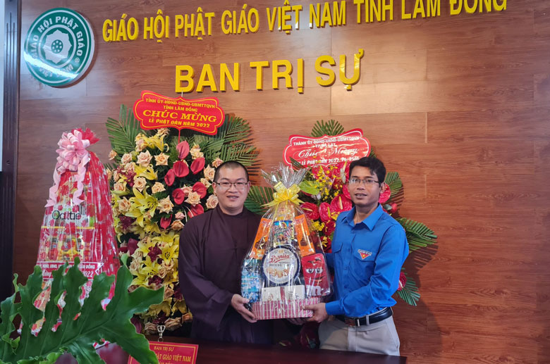 Anh Ndu Ha Biên - Phó Bí Thư Tỉnh Đoàn, Phó Chủ tịch Thường trực Uỷ ban Hội LHTN Việt Nam tỉnh thăm hỏi, tặng quà chúc mừng Ban Trị sự Giáo hội Phật giáo Việt Nam tỉnh