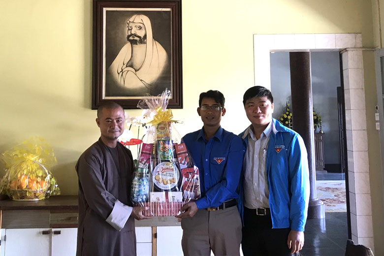 Tỉnh Đoàn - Hội LHTN Việt Nam tỉnh Lâm Đồng thăm hỏi, tặng quà chúc mừng Đại đức Thích Tĩnh Tuệ, trụ trì Chùa Quan Thế Âm, TP Đà Lạt