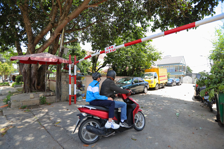 Lập barie bảo vệ đường, nhiều ý kiến trái chiều