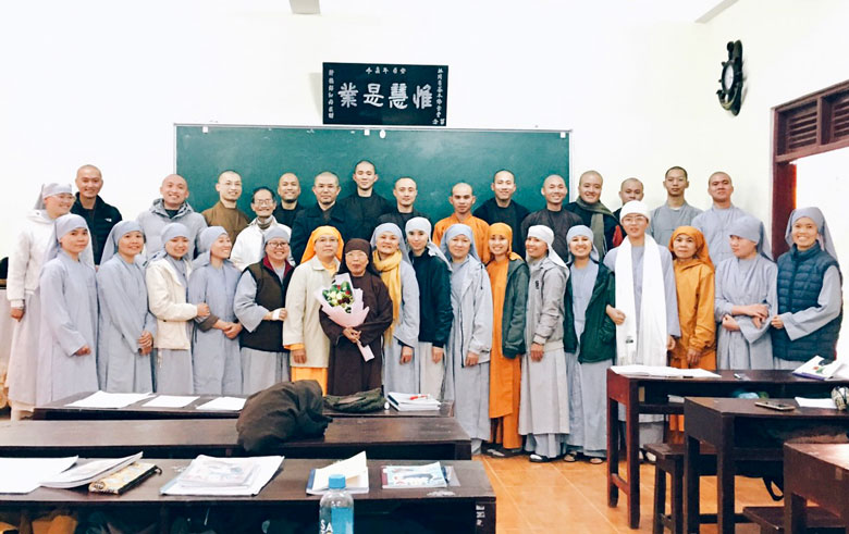 ''Khi Tăng, Ni đi học''