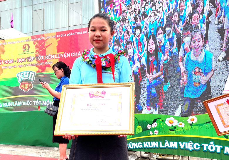 Riêng Bảo Hân còn vinh dự được Bộ Giáo dục và Đào tạo tặng Bằng khen