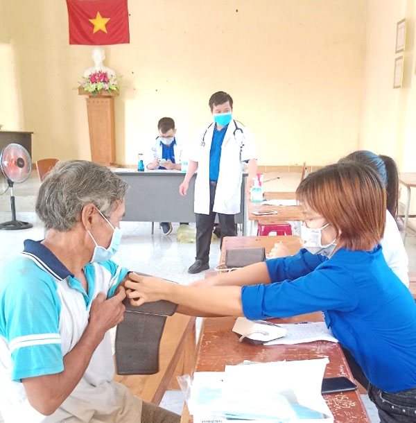 Khám bệnh, phát thuốc miễn phí cho người dân