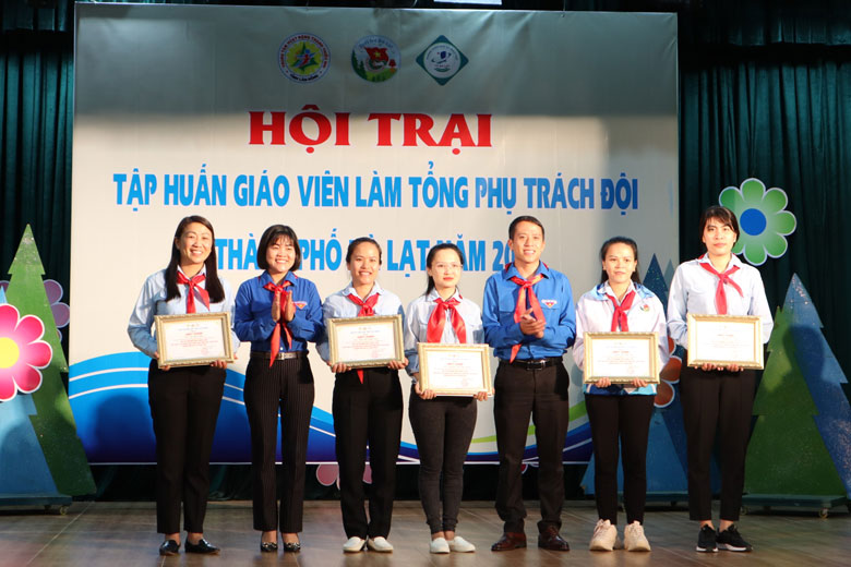 Ban Tổ chức trao giấy khen cho 5 trại sinh đã có điểm số cao trong các phần thi của hội trại