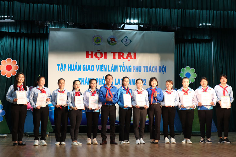 Ban Tổ chức trao giấy chứng nhận cho các giáo viên tham gia hội trại