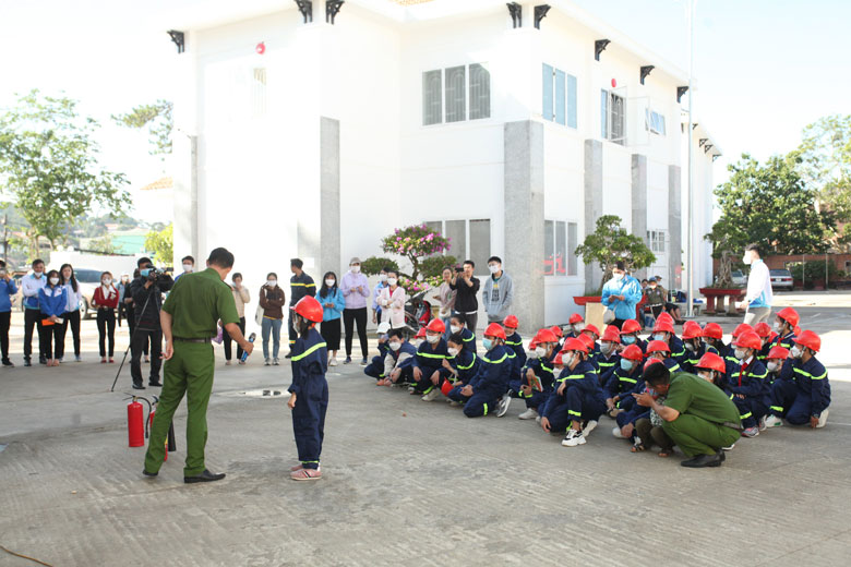 Các em thiếu nhi tham gia trả lời các câu hỏi về kiến thức phòng cháy chữa cháy
