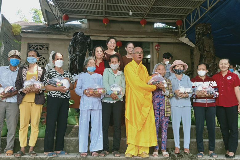 Đạ Tẻh: Tặng 100 suất quà cho các hộ gia đình khó khăn