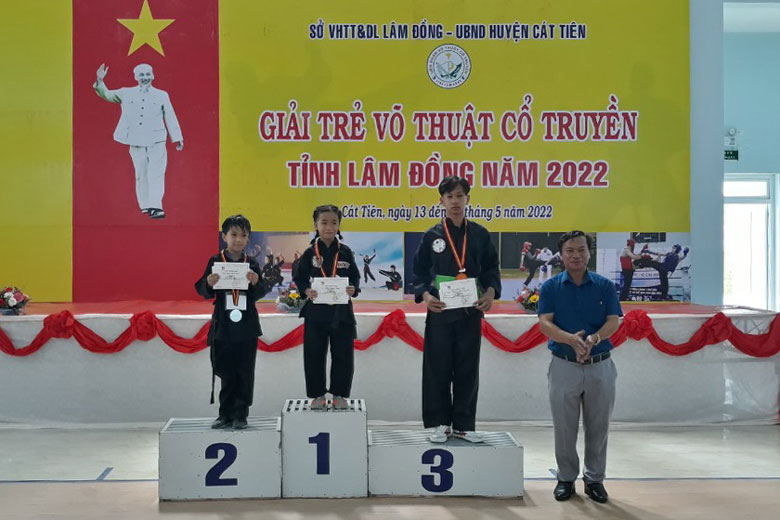 Ban Tổ chức trao giải cho các cá nhân đạt thành tích