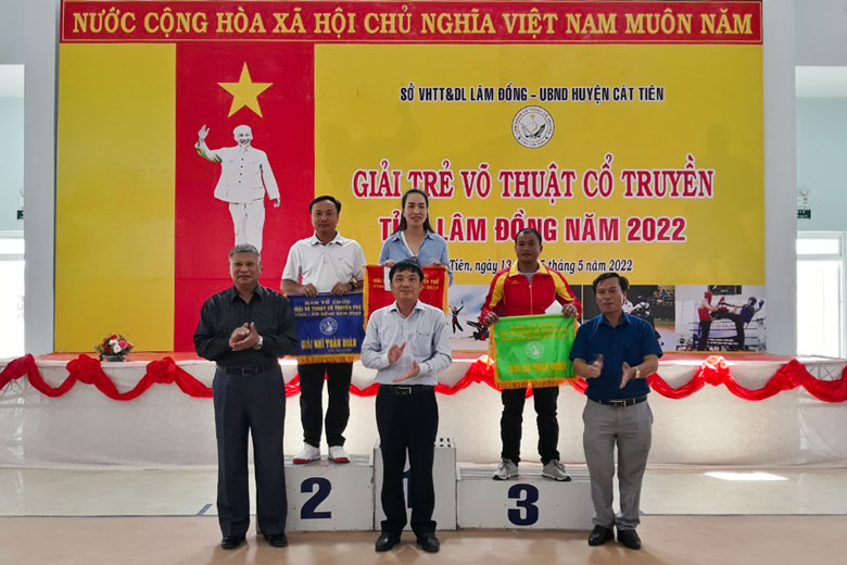 Ban Tổ chức trao thưởng cho các đoàn vận động viên đạt thành tích cao