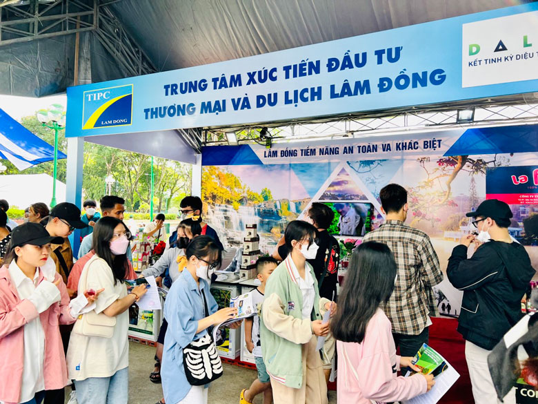 Du khách tìm hiểu Gian hàng Lâm Đồng trong Ngày hội du lịch TP.HCM